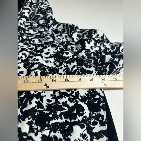 Lululemon Scuba Hoodie Black and White Floral Print 8 jacket EUC - Picture 5 of 8